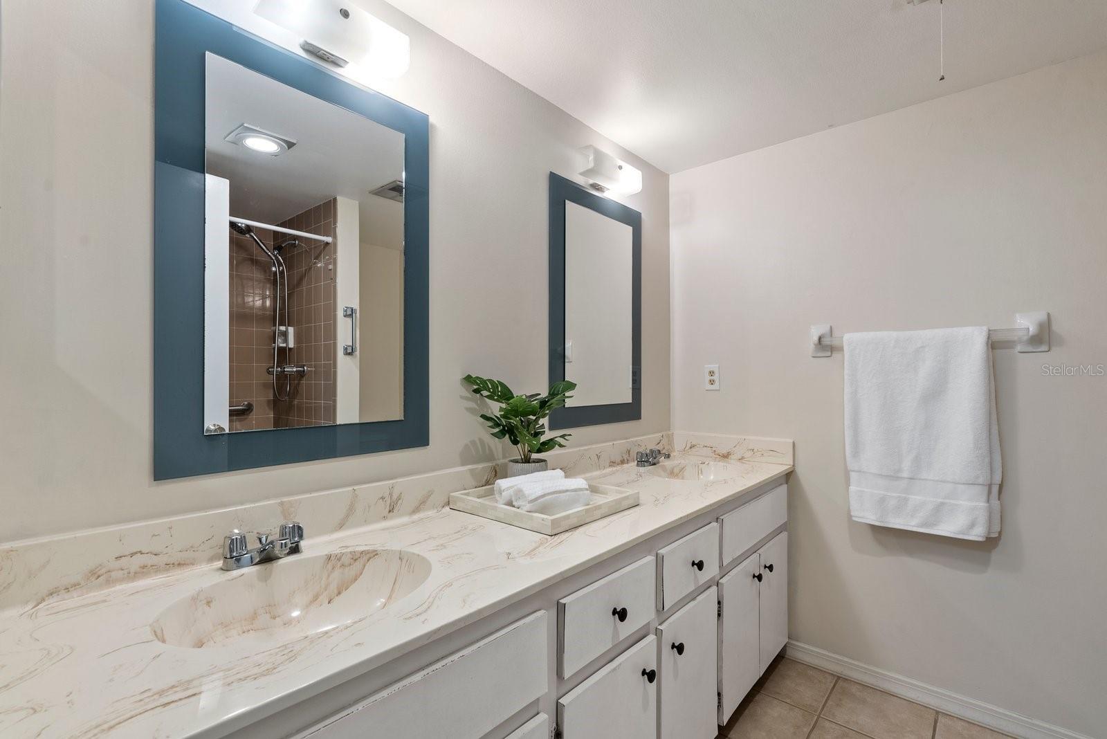 Image 18 of 27 For 4852 Independence Drive