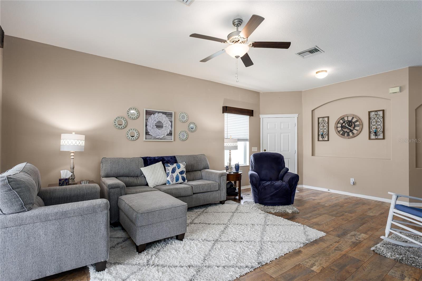 Image 4 of 31 For 6936 Surrey Oak Drive
