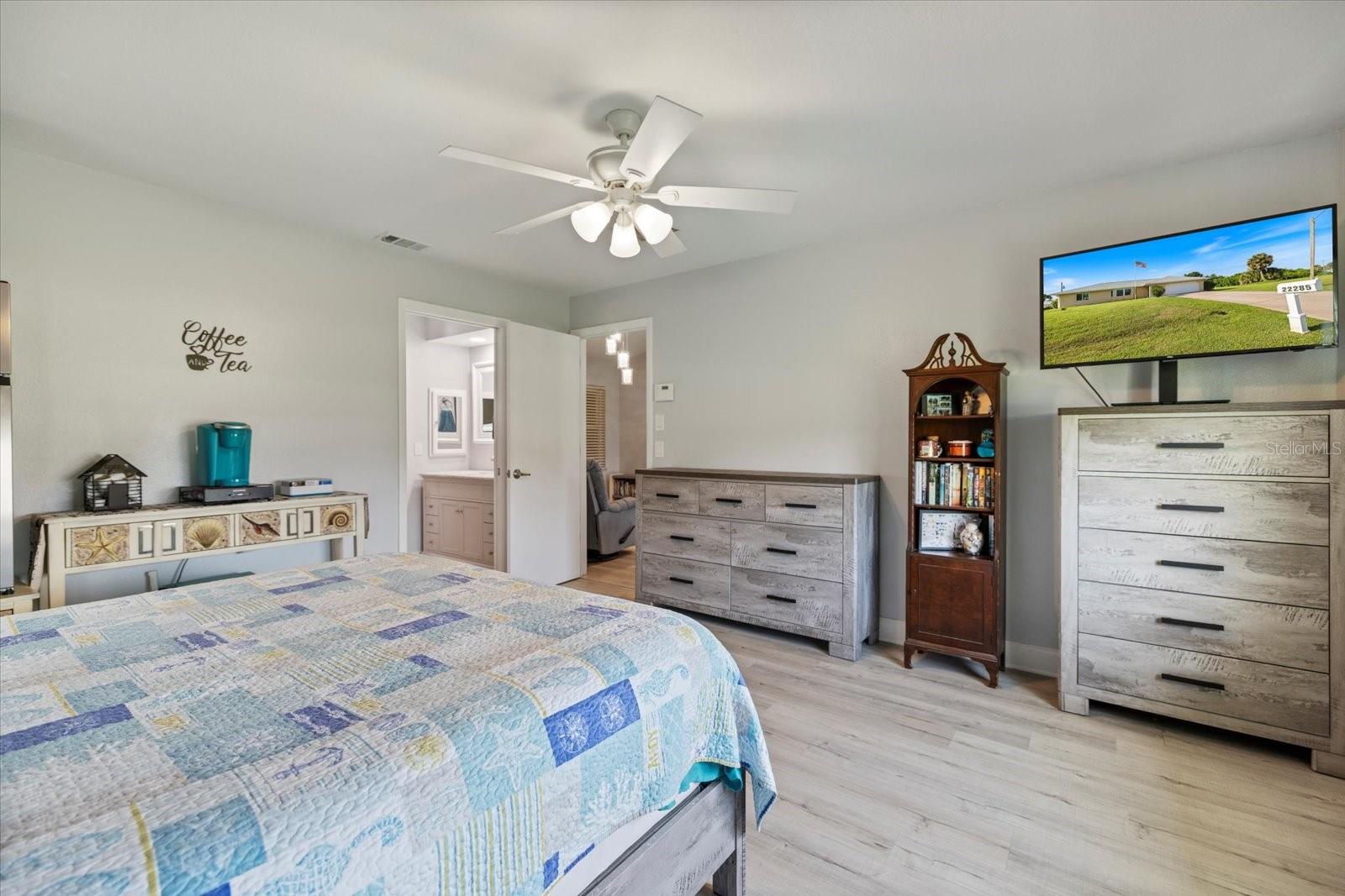 Image 18 of 53 For 22285 Columbus Avenue