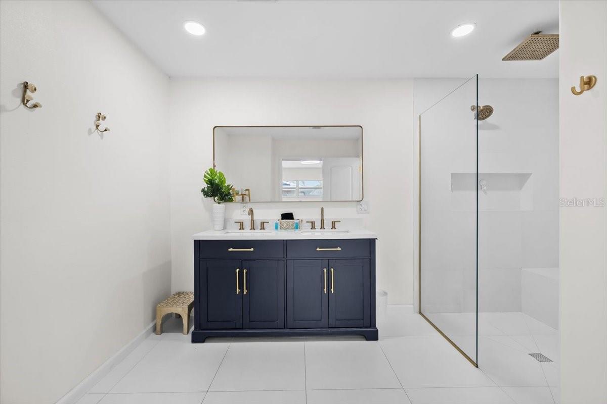 Image 17 of 50 For 3105 Oxford Drive W