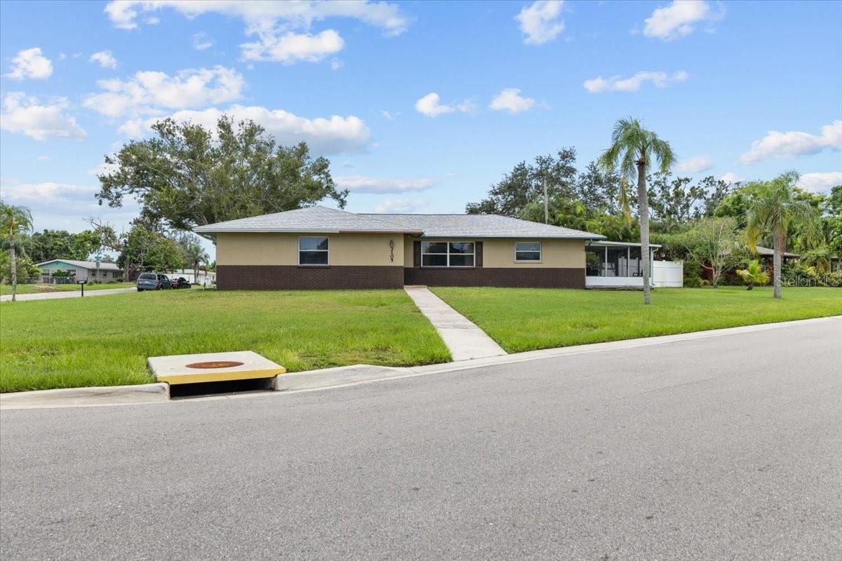 Image 2 of 50 For 3105 Oxford Drive W