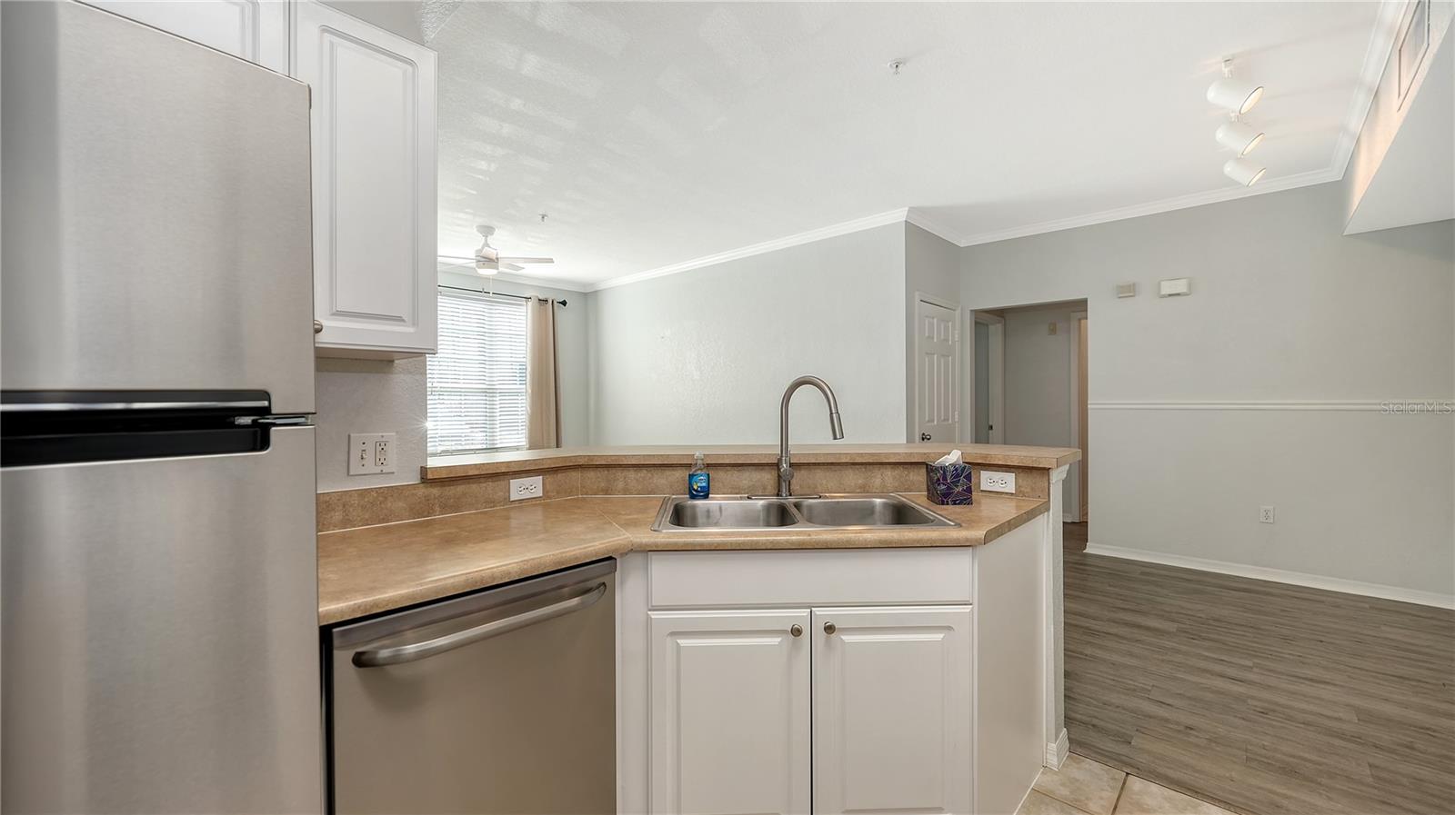 Image 11 of 45 For 5531 Rosehill Road 103