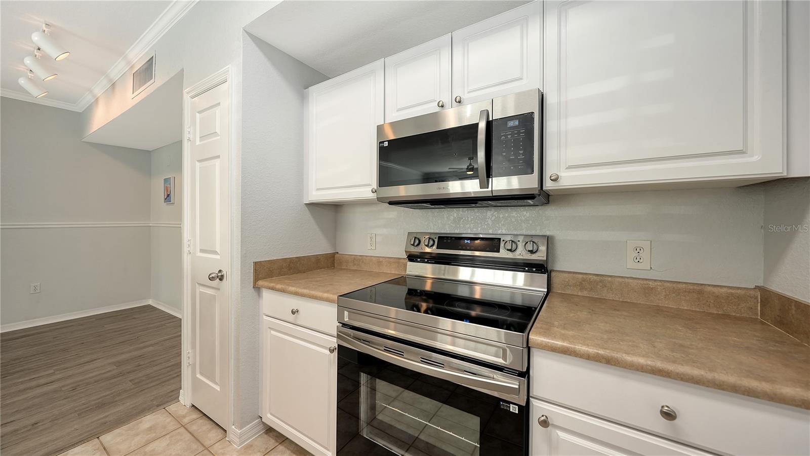 Image 13 of 45 For 5531 Rosehill Road 103