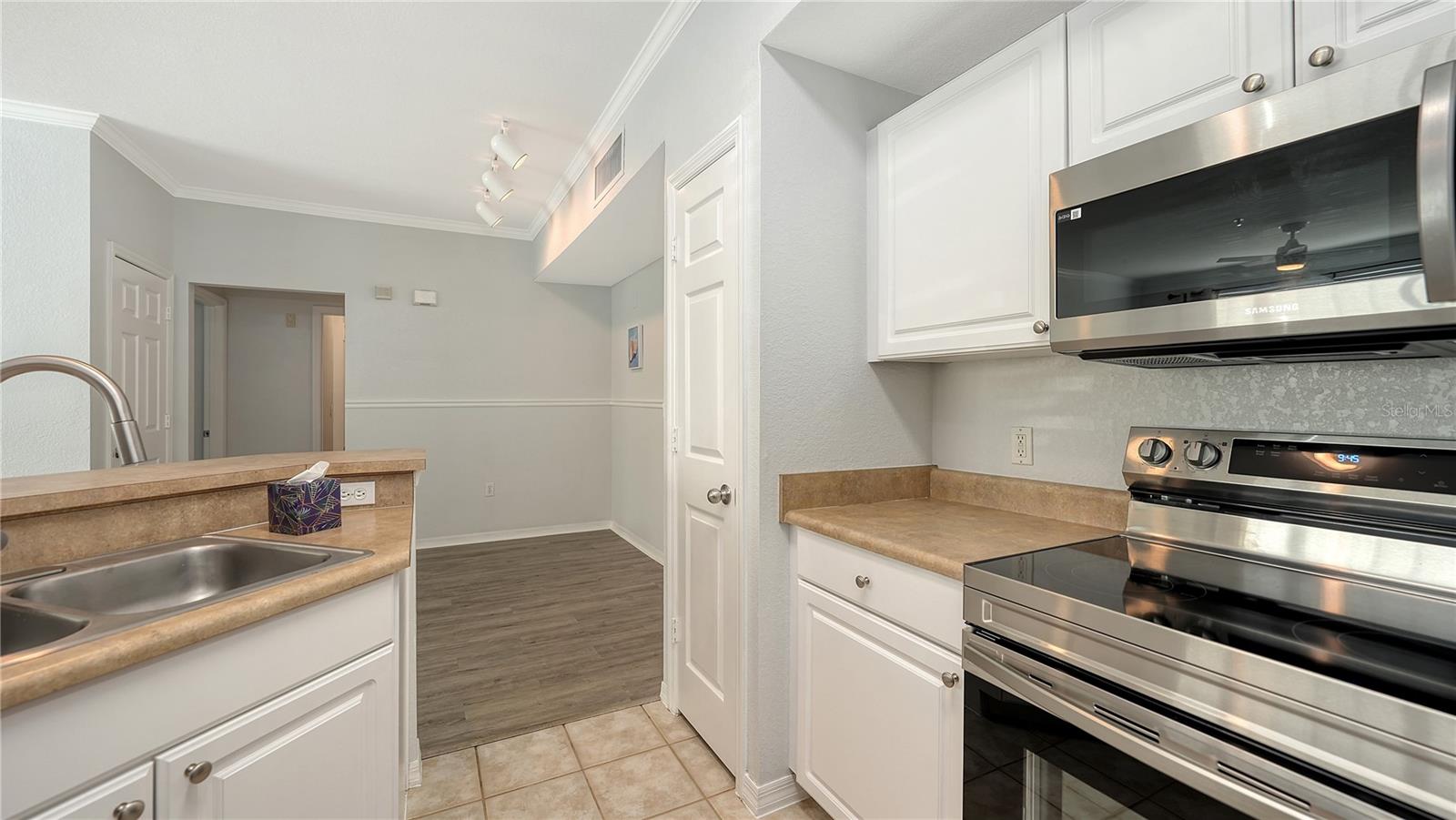 Image 14 of 45 For 5531 Rosehill Road 103