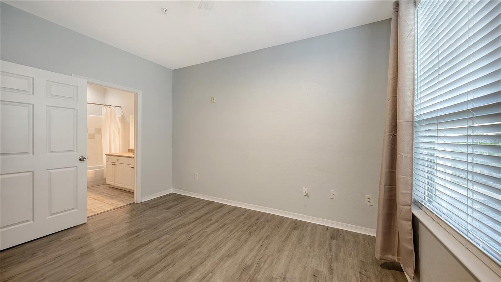 Image 21 of 45 For 5531 Rosehill Road 103