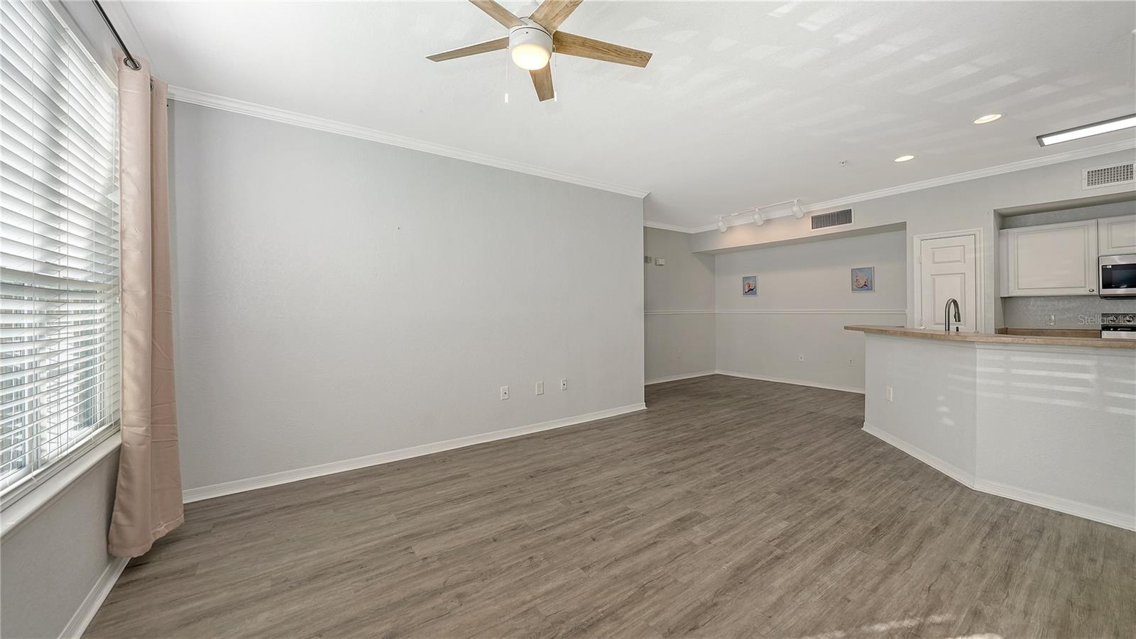 Image 4 of 45 For 5531 Rosehill Road 103