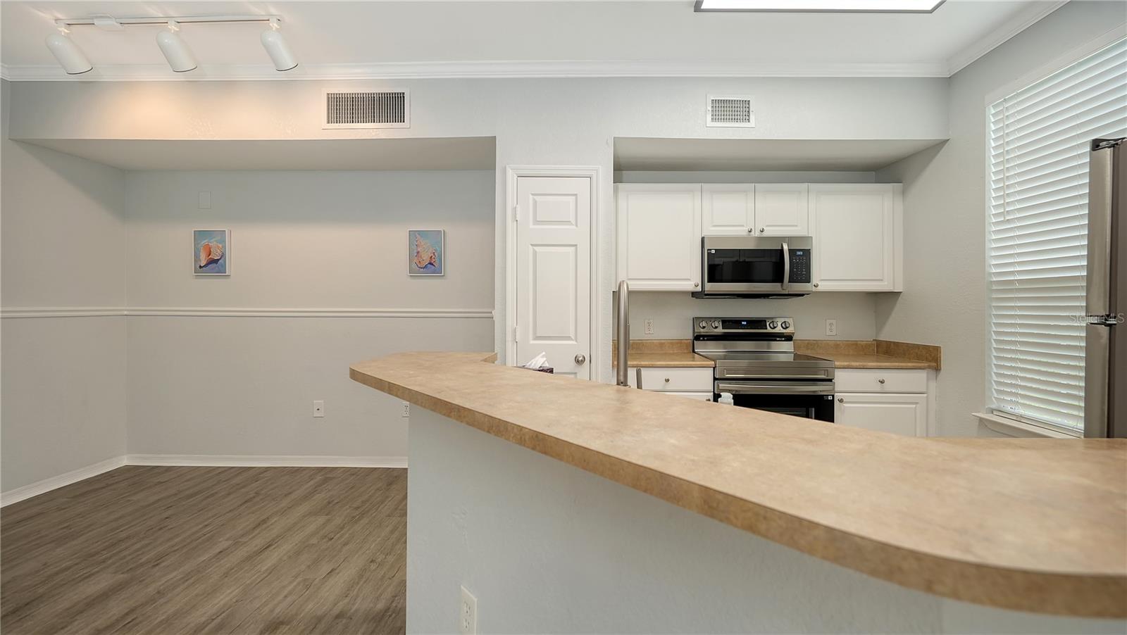 Image 8 of 45 For 5531 Rosehill Road 103