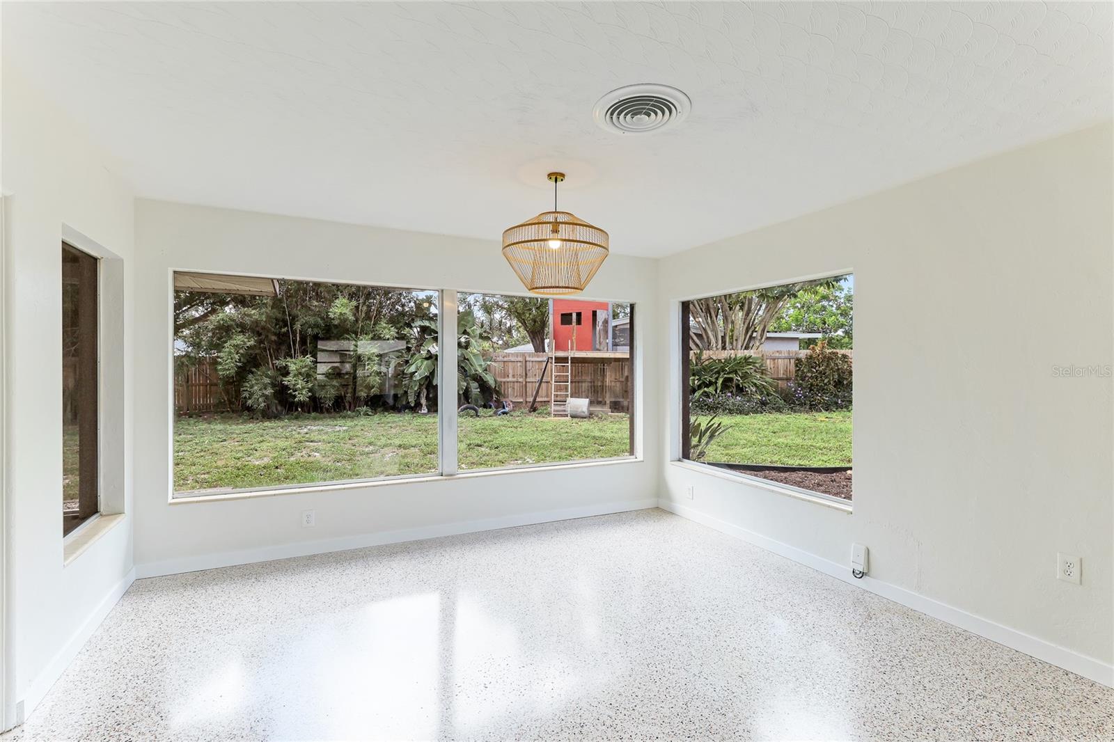 Image 20 of 38 For 2618 Valencia Drive