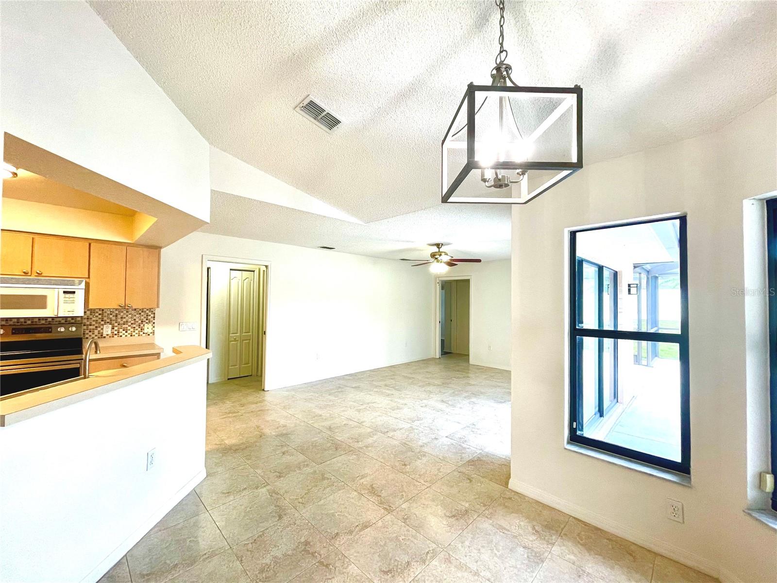 Image 14 of 35 For 1061 Archway Drive