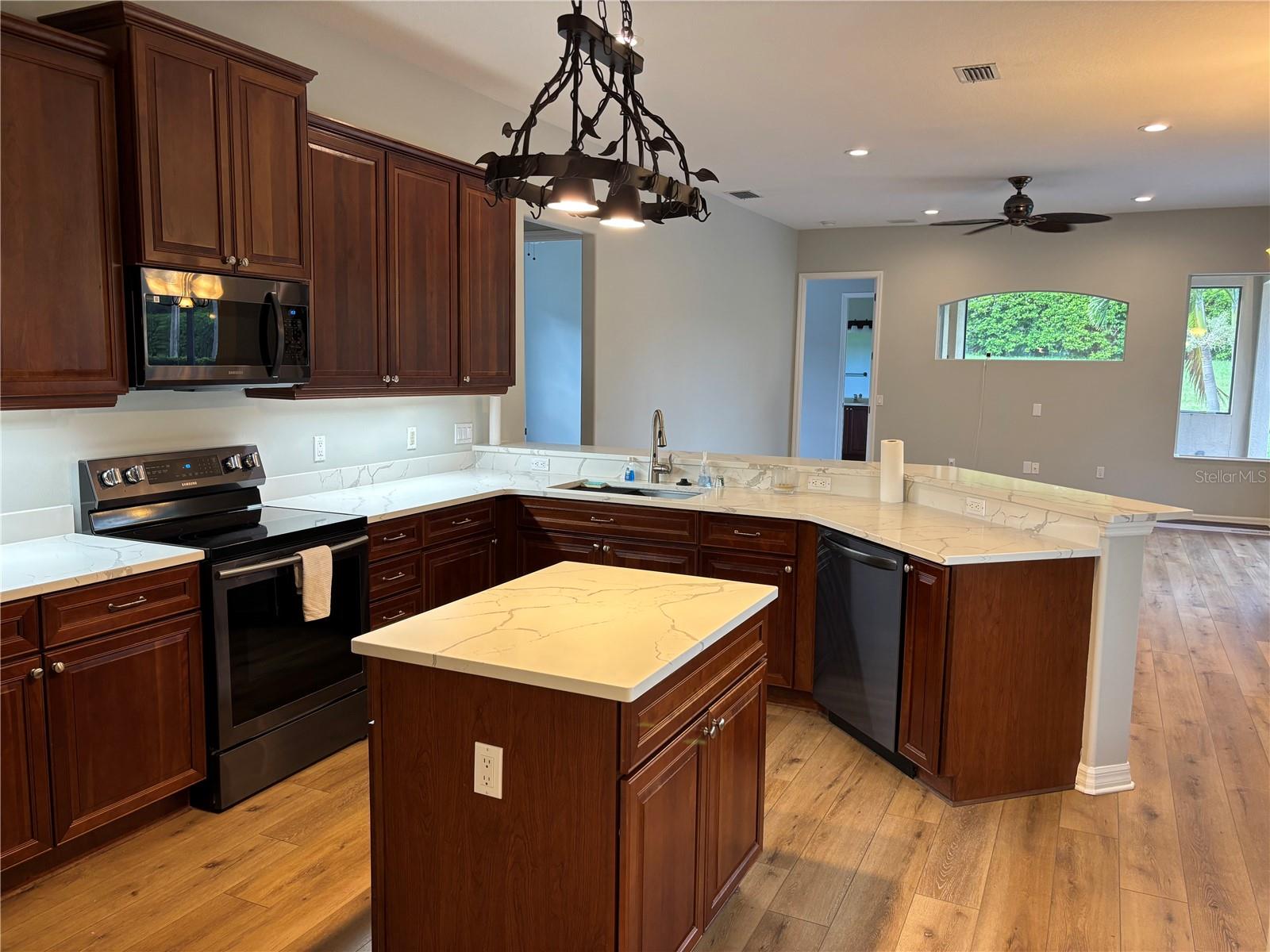 Image 4 of 35 For 7632 Drayton Circle