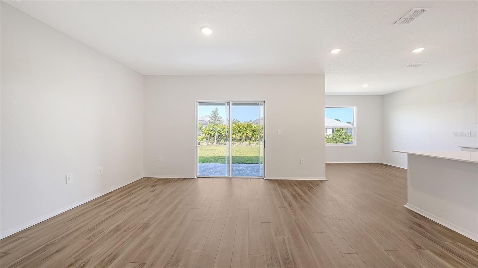 Image 3 of 20 For 4504 Hawthorn Avenue