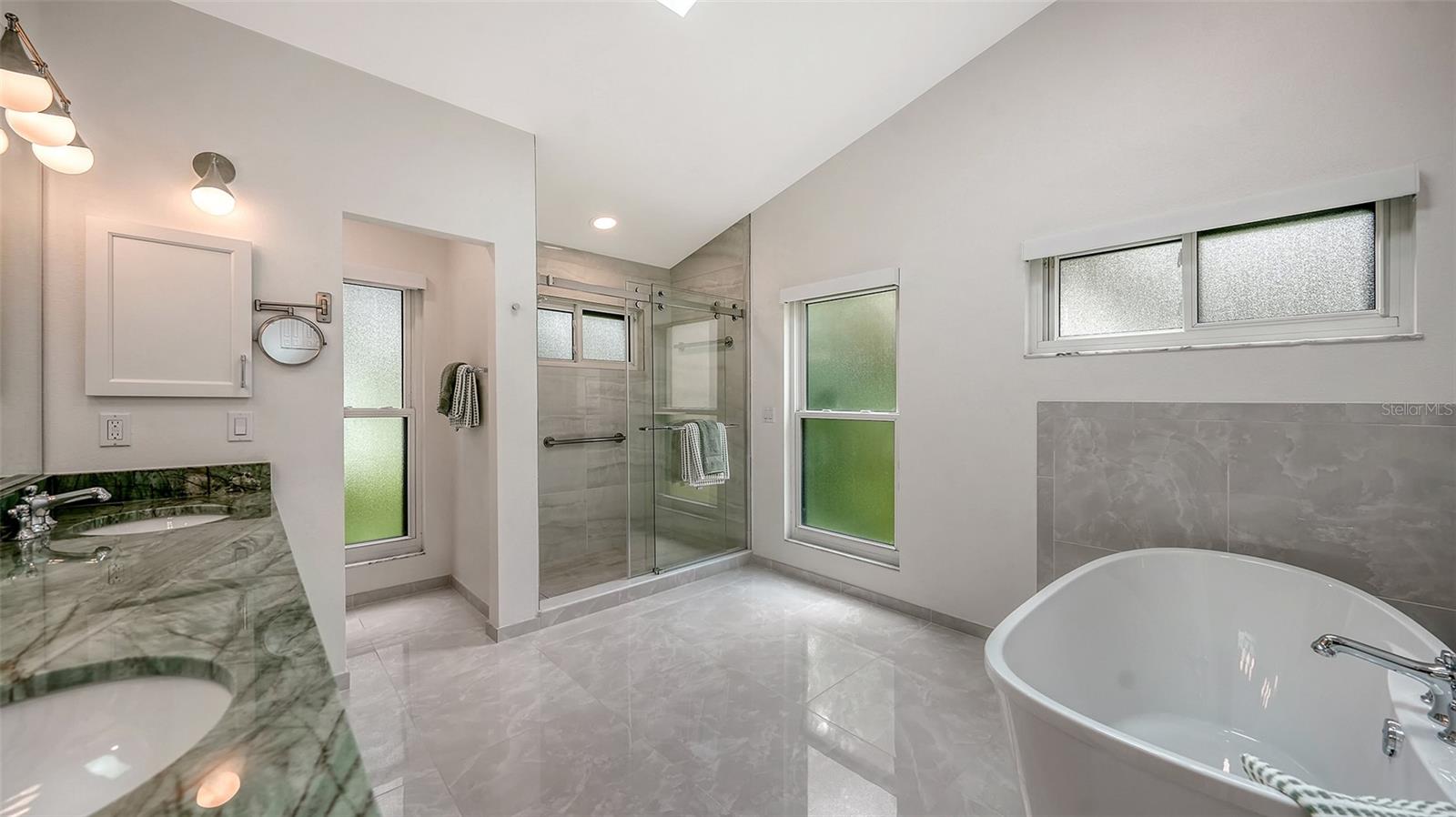 Image 16 of 44 For 1529 Oak Way