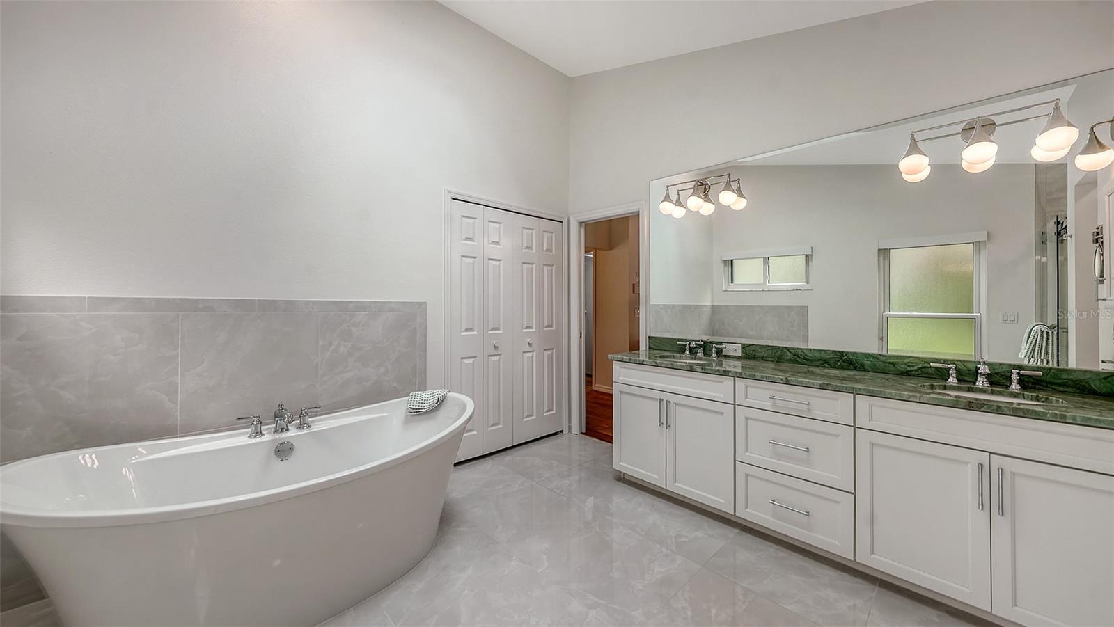 Image 17 of 44 For 1529 Oak Way
