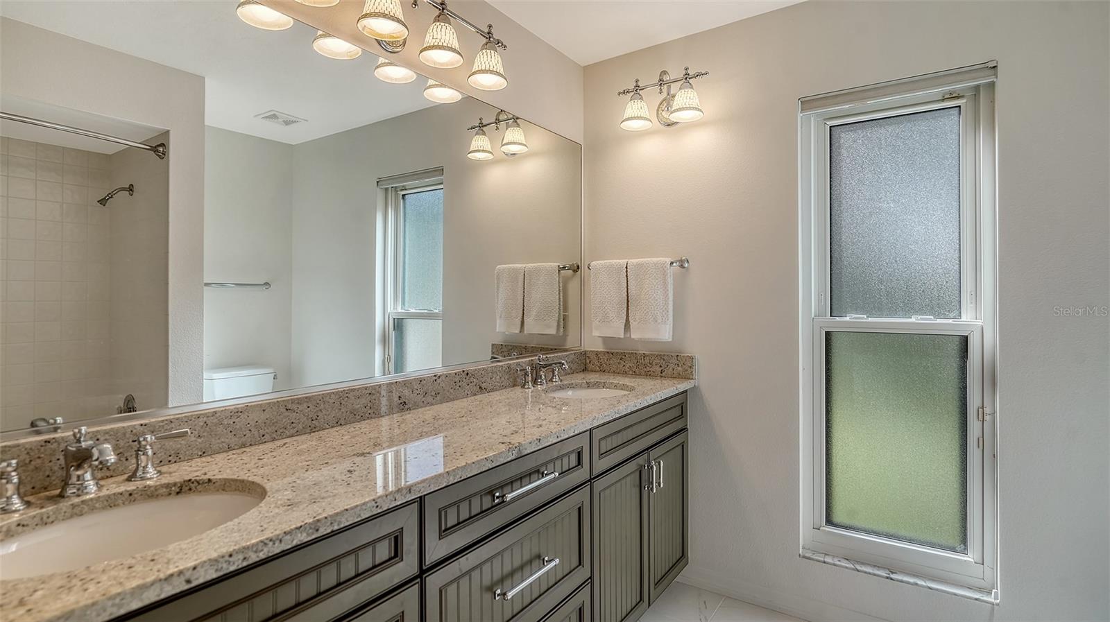 Image 21 of 44 For 1529 Oak Way