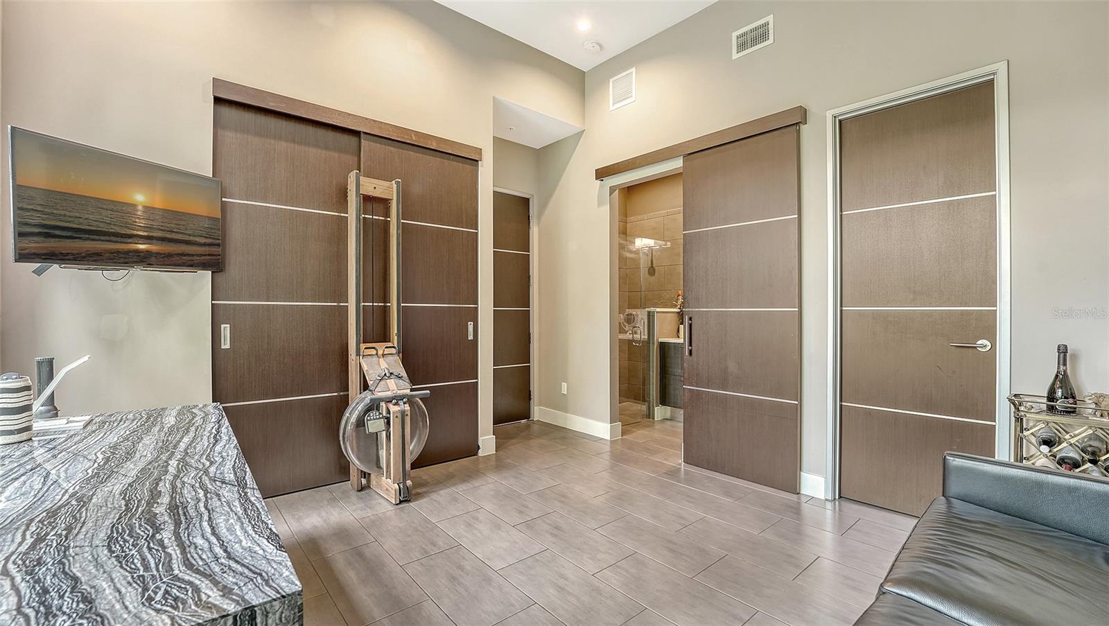 Image 27 of 70 For 213 Cosmopolitan Court