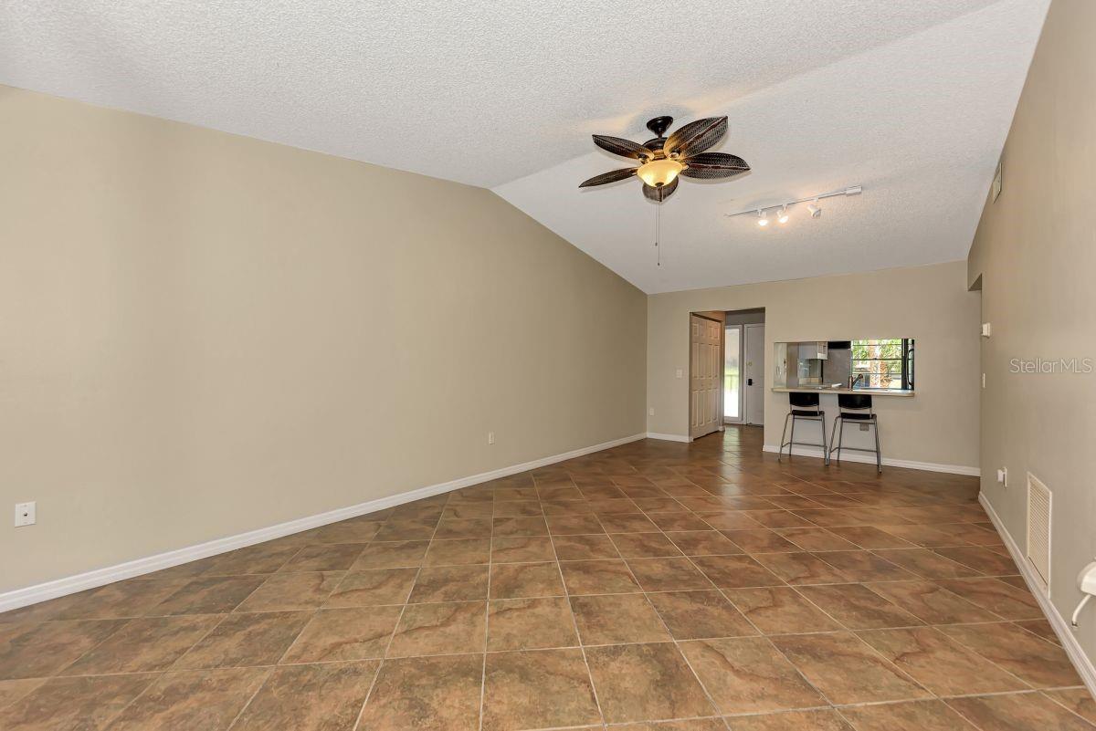 Image 4 of 23 For 5645 Summer Side Lane 40b