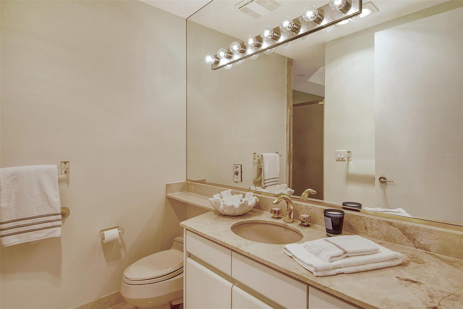 Image 37 of 48 For 415 L Ambiance Drive C703