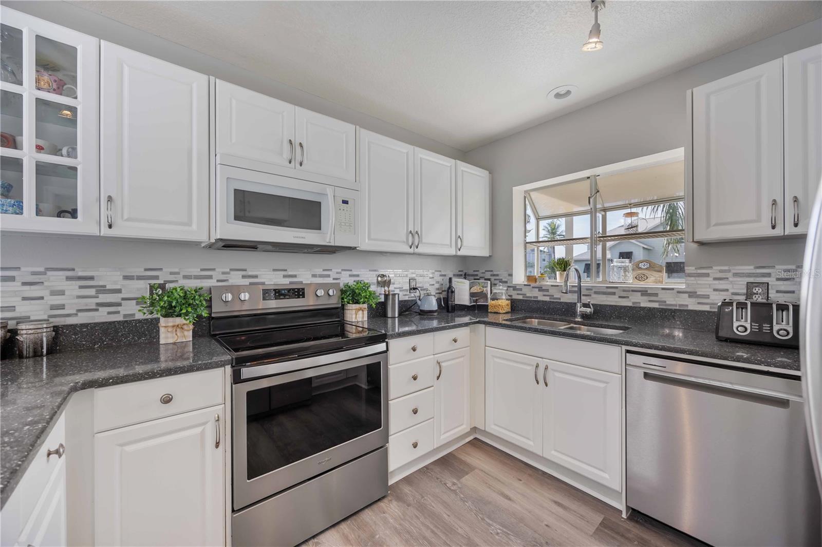 Image 21 of 66 For 13951 Harbor View Drive