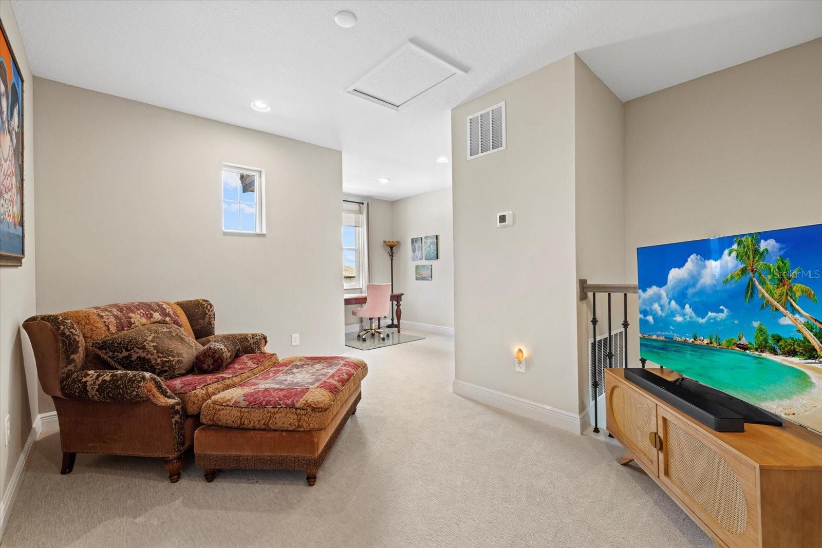 Image 32 of 50 For 16750 Savory Mist Circle