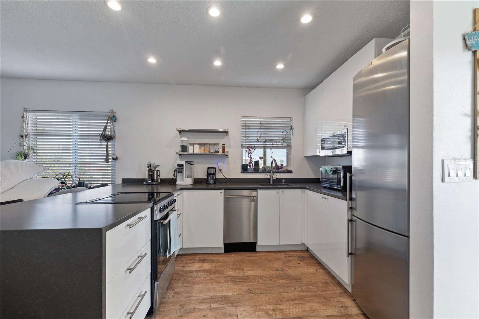 Image 4 of 33 For 6767 Sunset Way 309