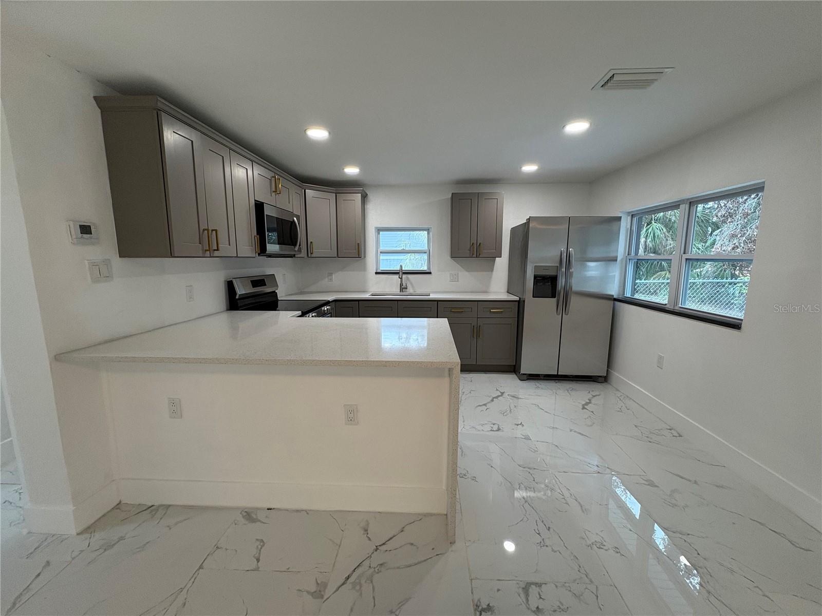 Image 7 of 38 For 547 16th Avenue S