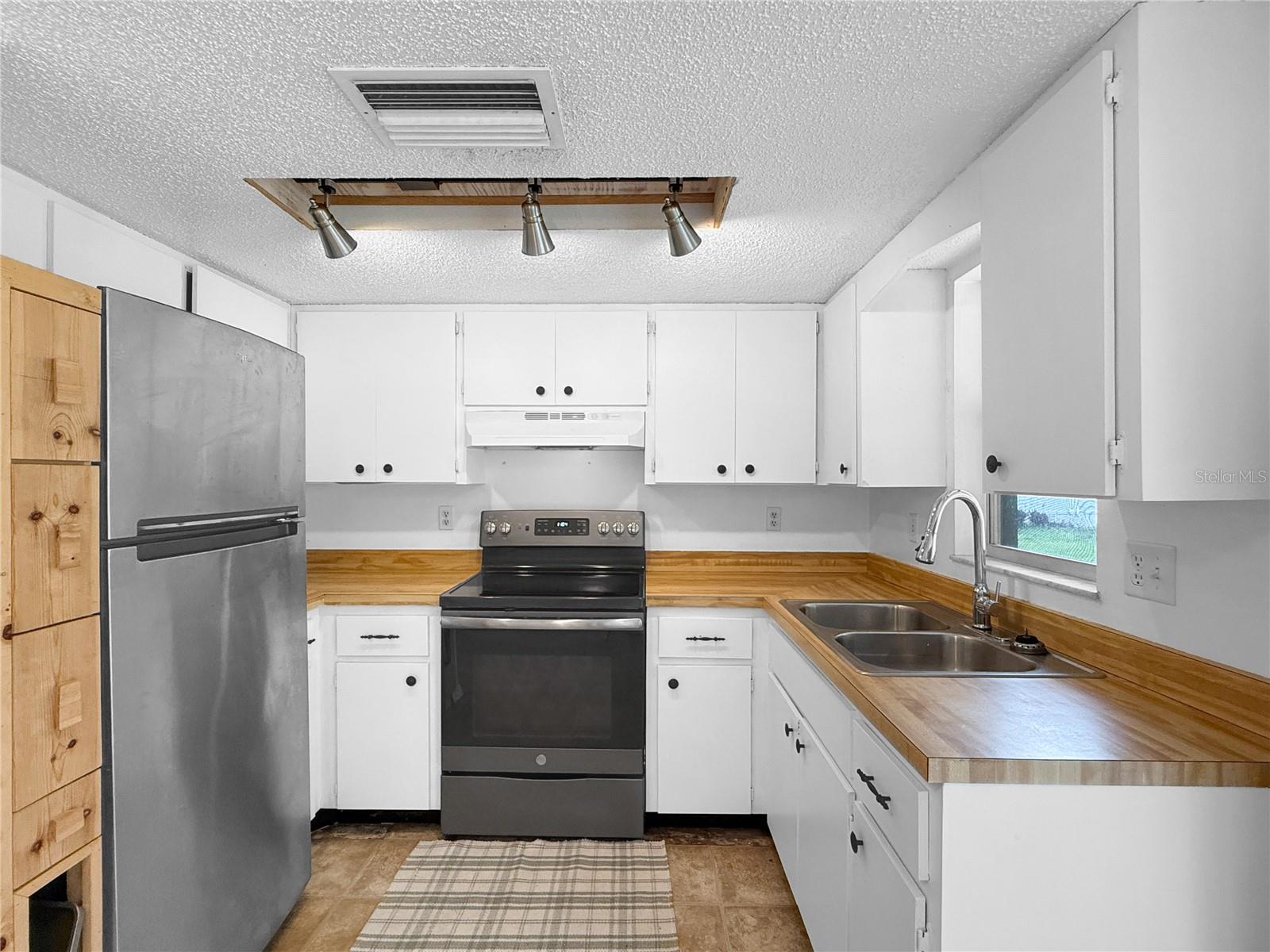 Image 11 of 27 For 635 Lewis Street