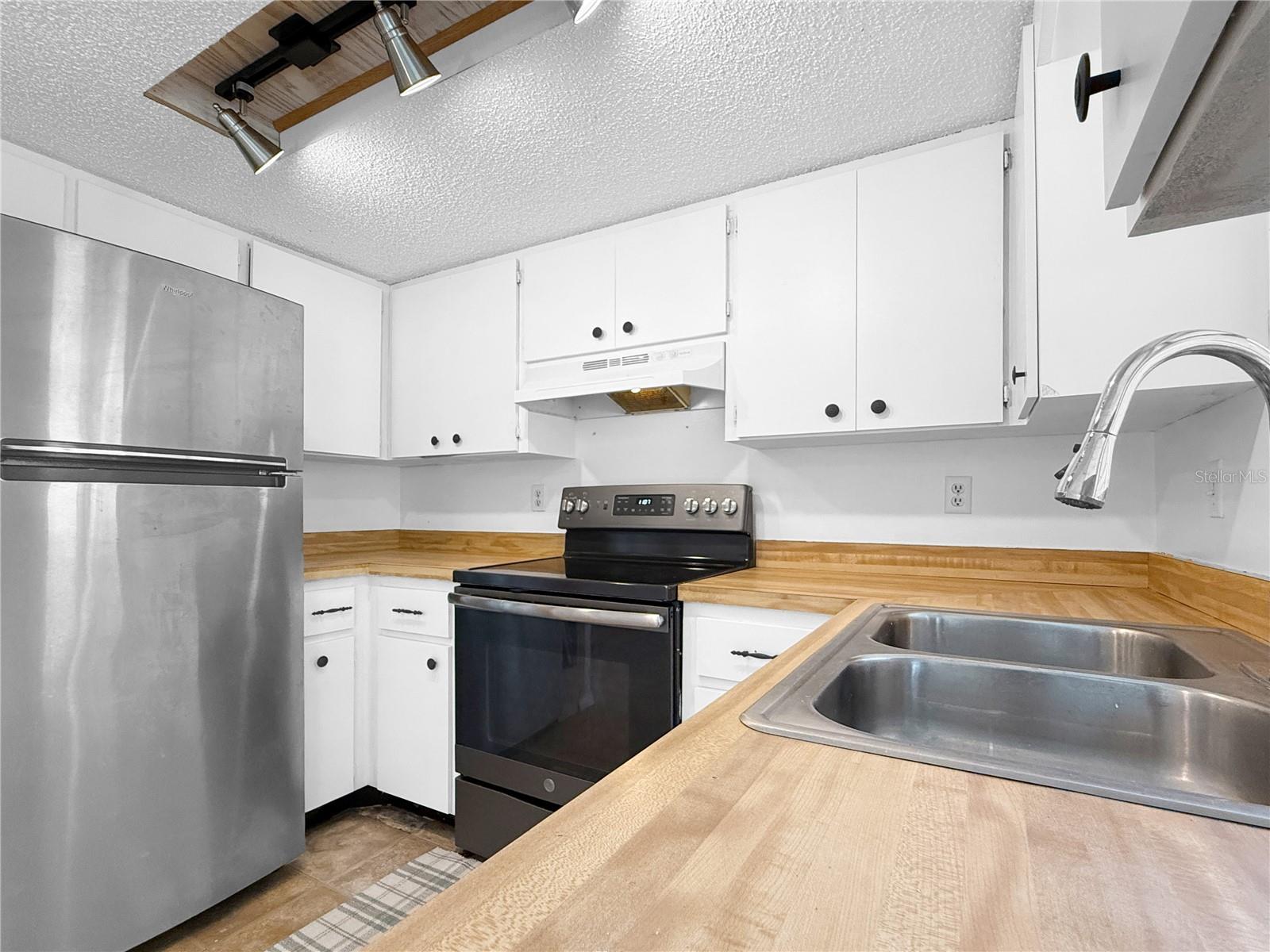 Image 12 of 27 For 635 Lewis Street