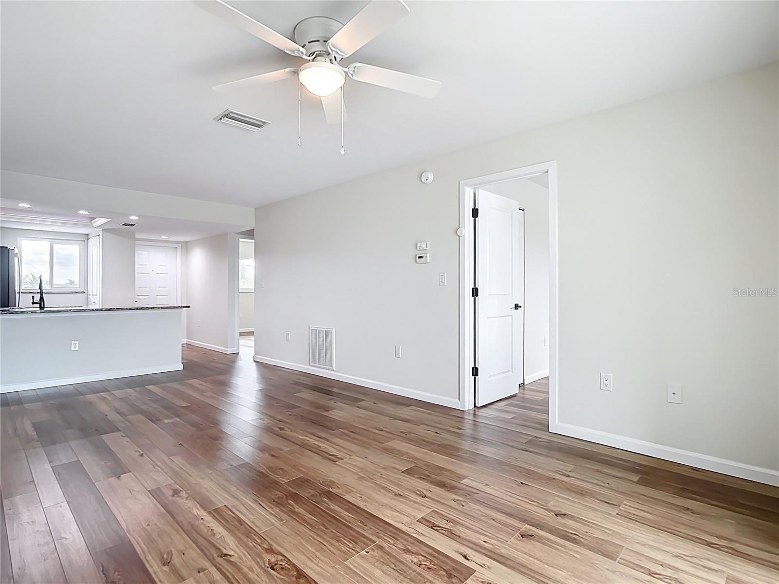 Image 13 of 40 For 12538 Kingsway Circle 907