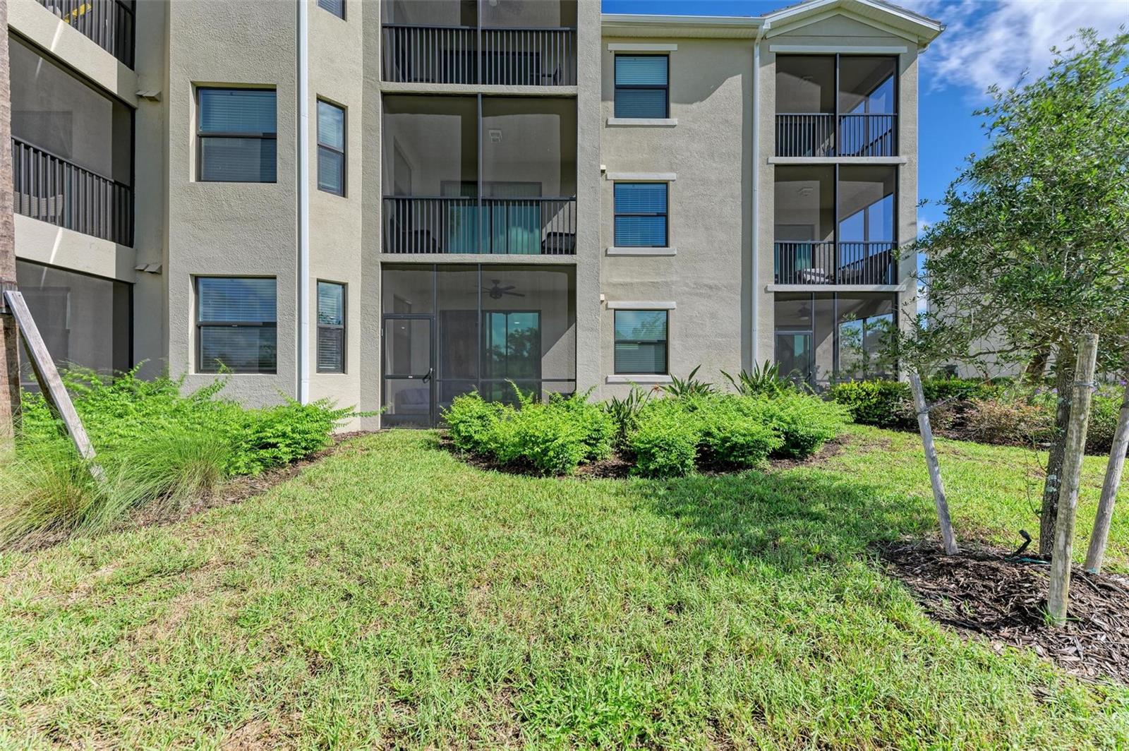 Image 31 of 73 For 18028 Gawthrop Drive 102