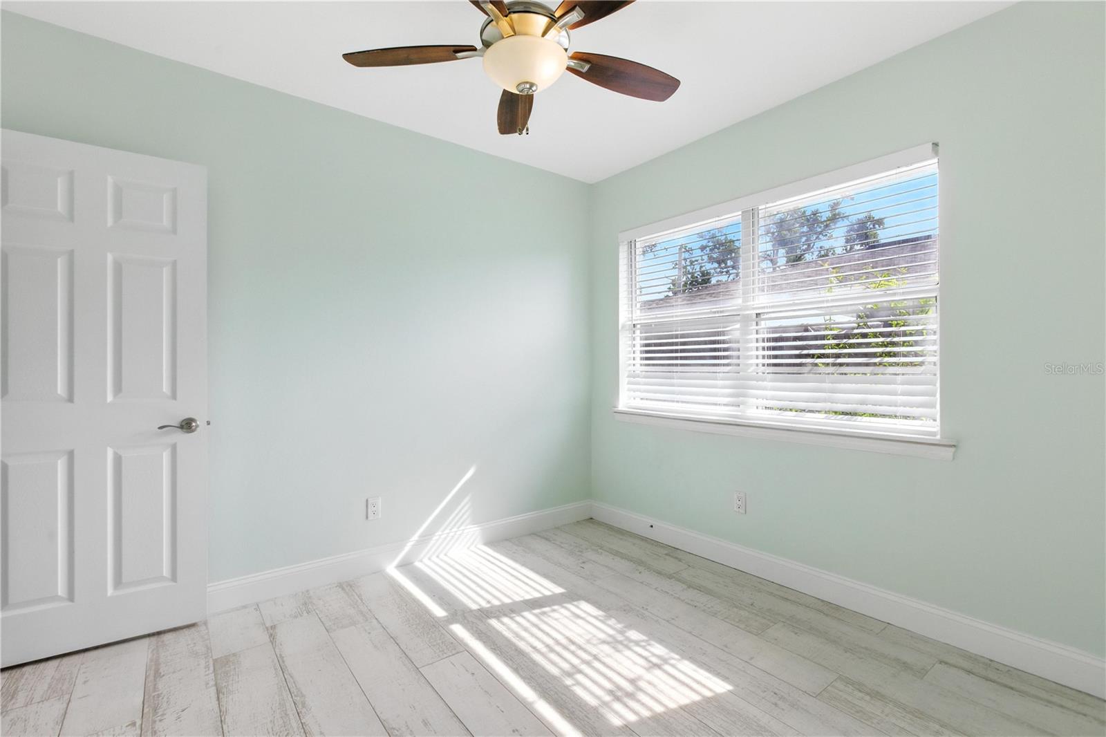 Image 14 of 26 For 2403 12th Avenue W