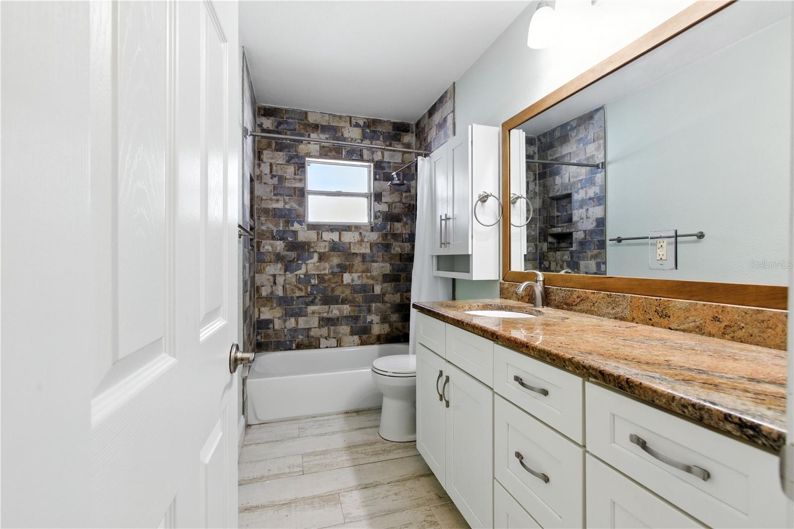 Image 15 of 26 For 2403 12th Avenue W