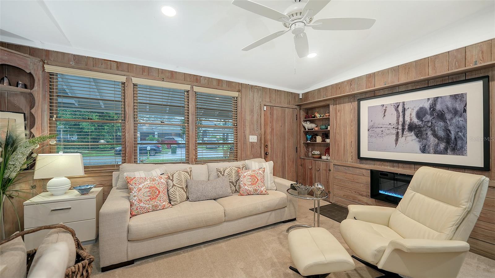Image 14 of 67 For 1702 Hillview Street