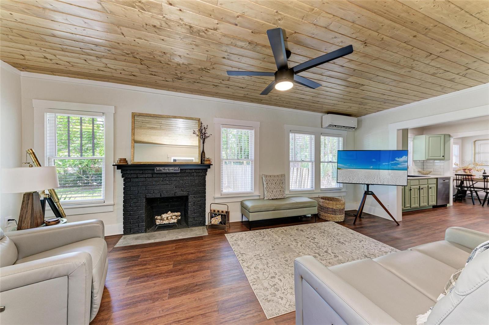 Image 10 of 47 For 2418 12th Avenue W