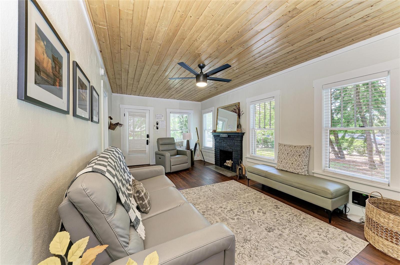 Image 11 of 47 For 2418 12th Avenue W