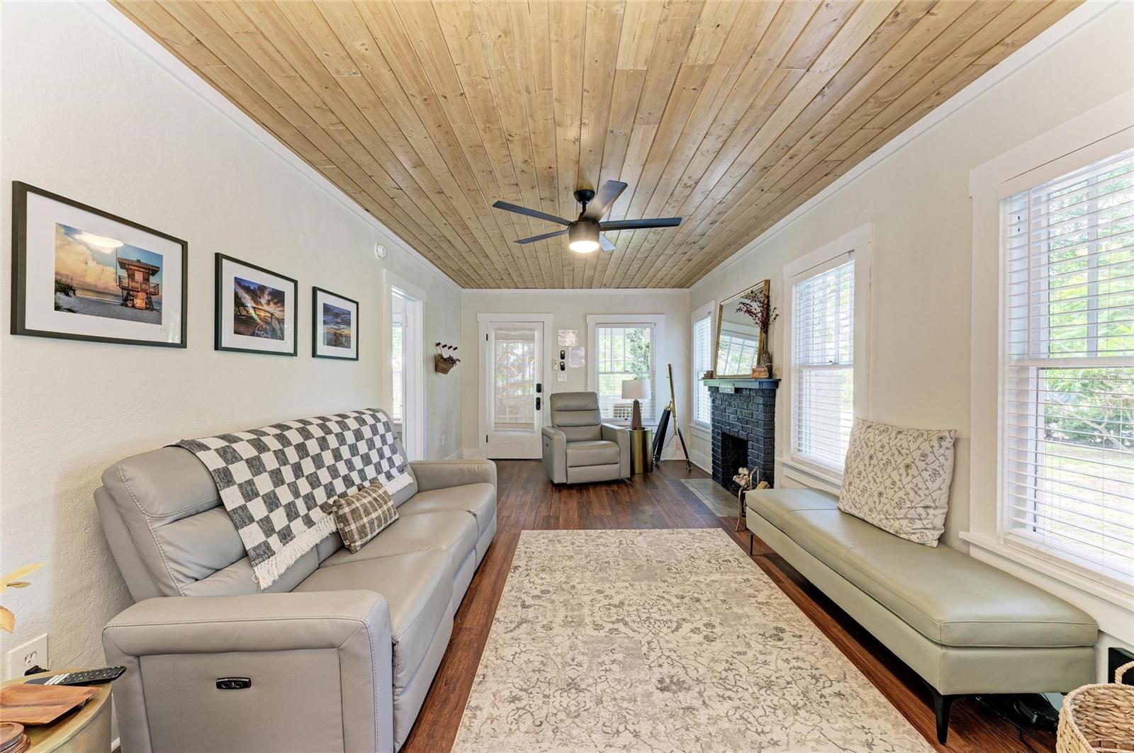 Image 12 of 47 For 2418 12th Avenue W