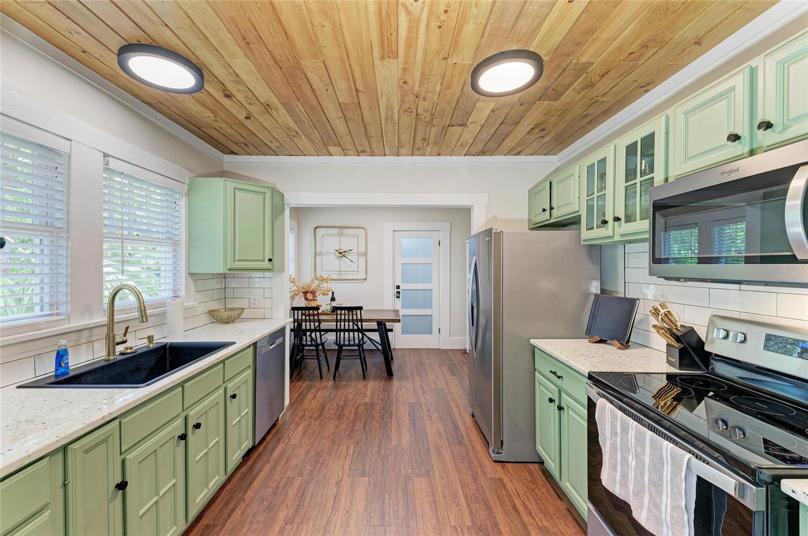 Image 14 of 47 For 2418 12th Avenue W