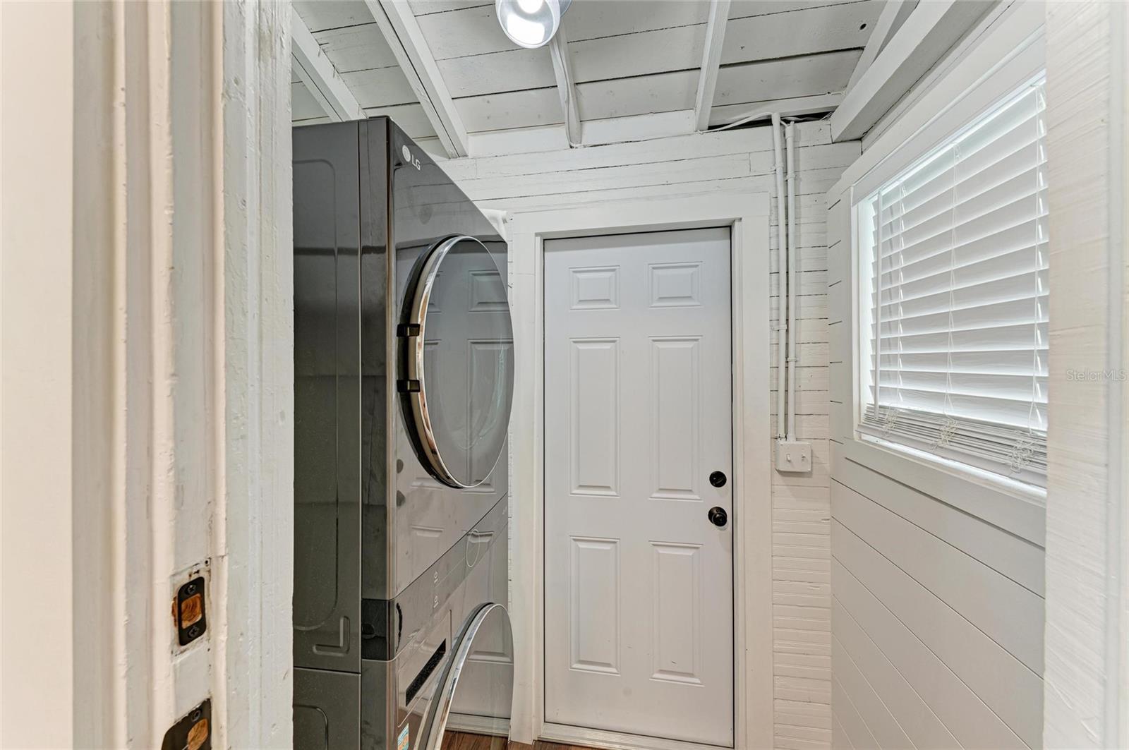 Image 32 of 47 For 2418 12th Avenue W