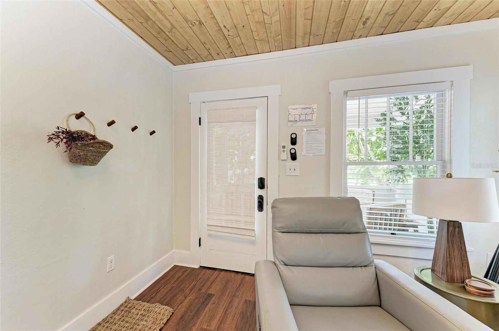Image 8 of 47 For 2418 12th Avenue W