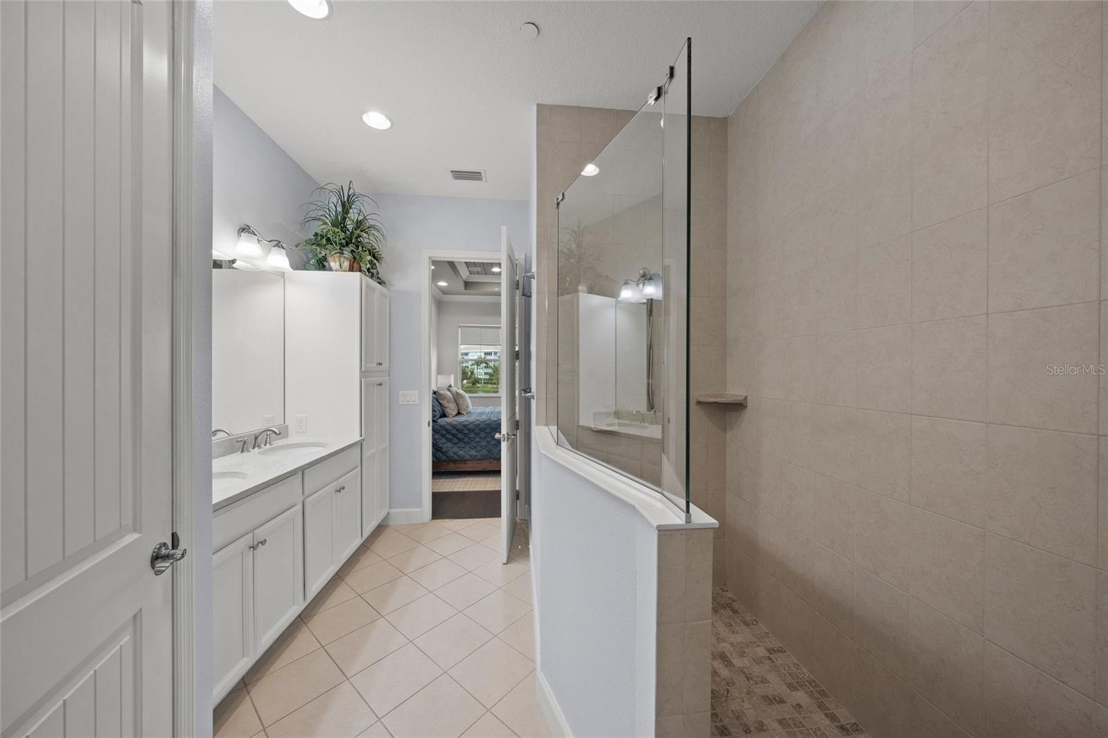 Image 18 of 51 For 340 Sapphire Lake Drive 201