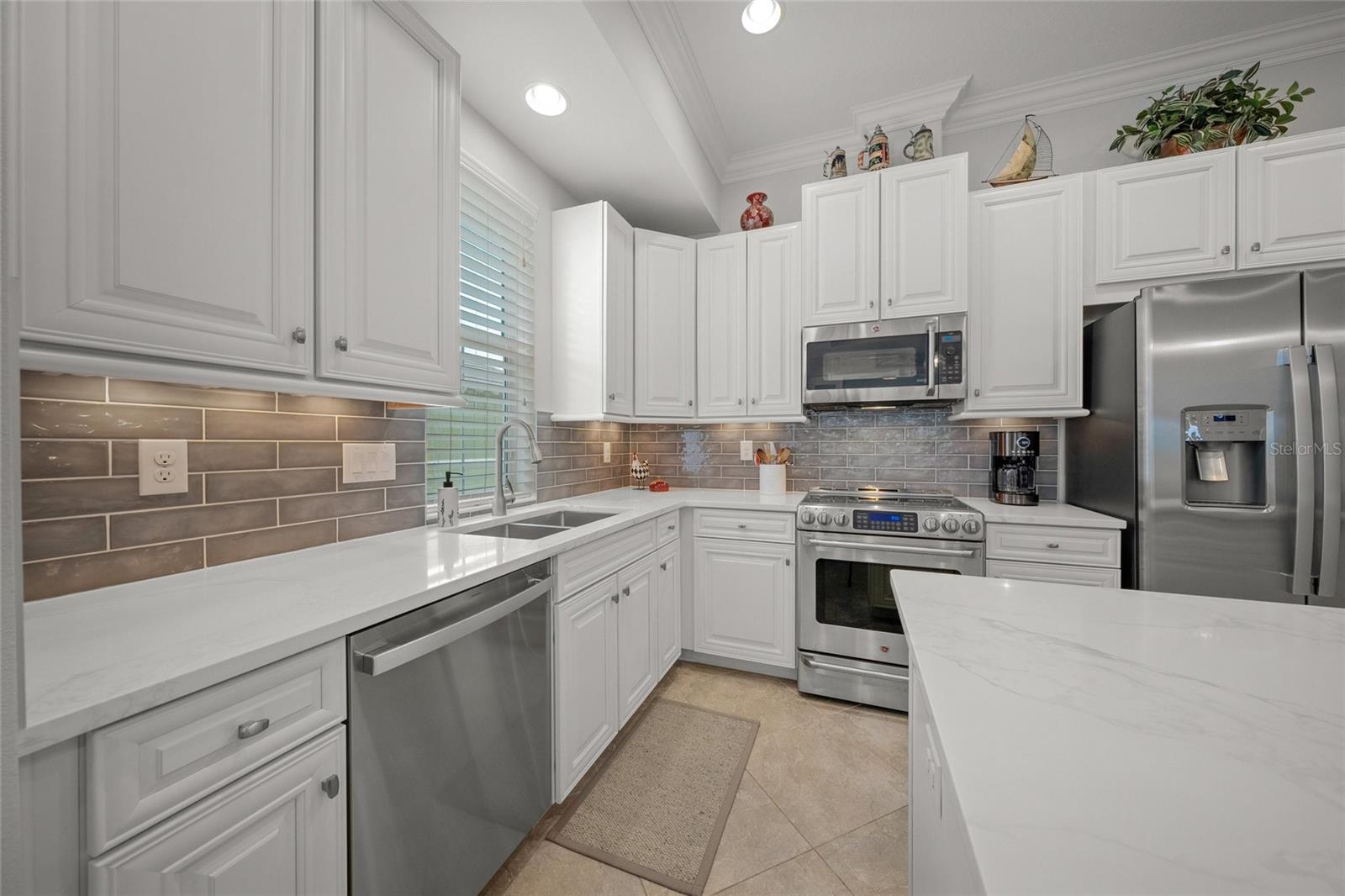 Image 8 of 51 For 340 Sapphire Lake Drive 201