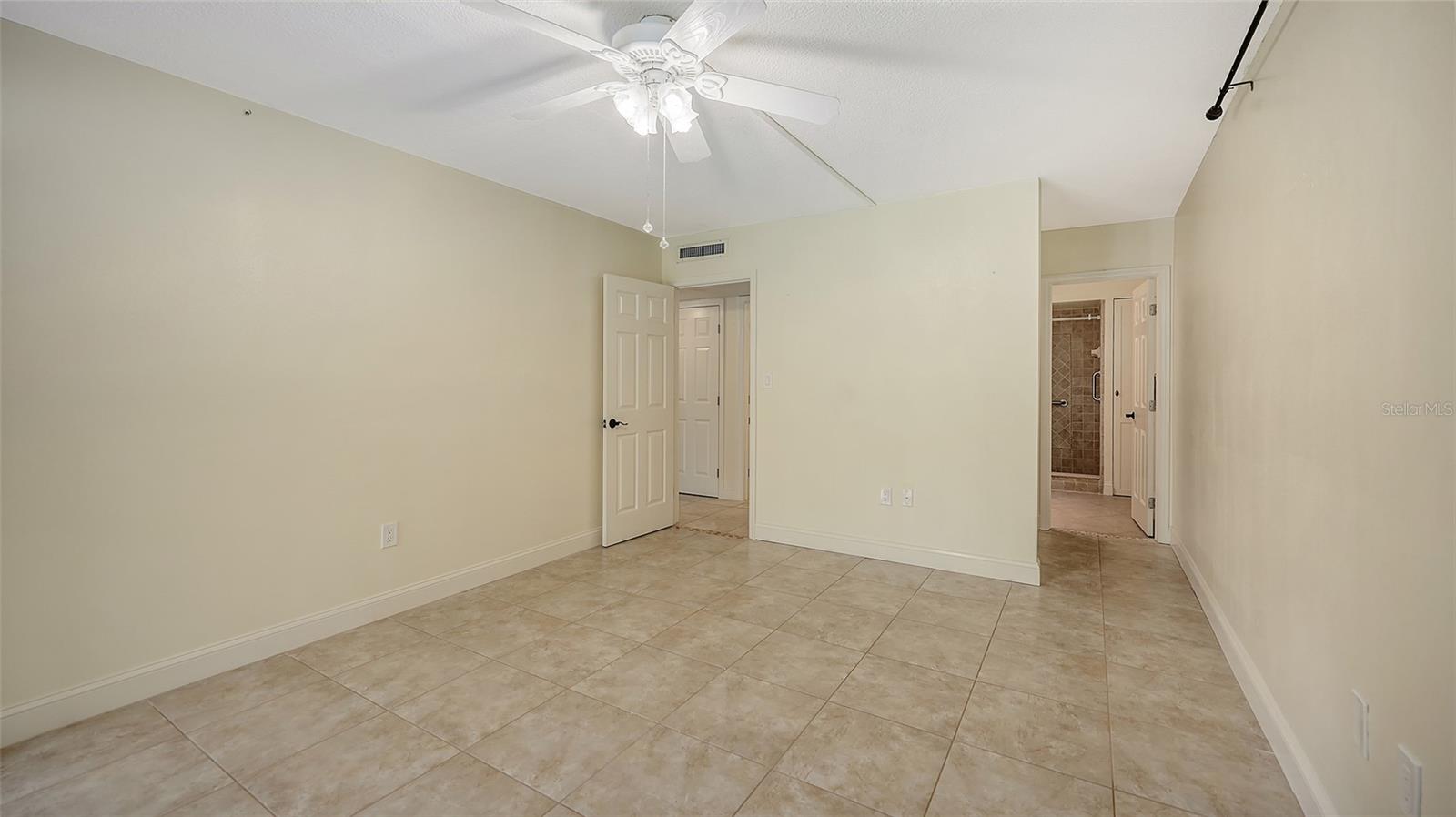 Image 49 of 91 For 225 Hourglass Way 103