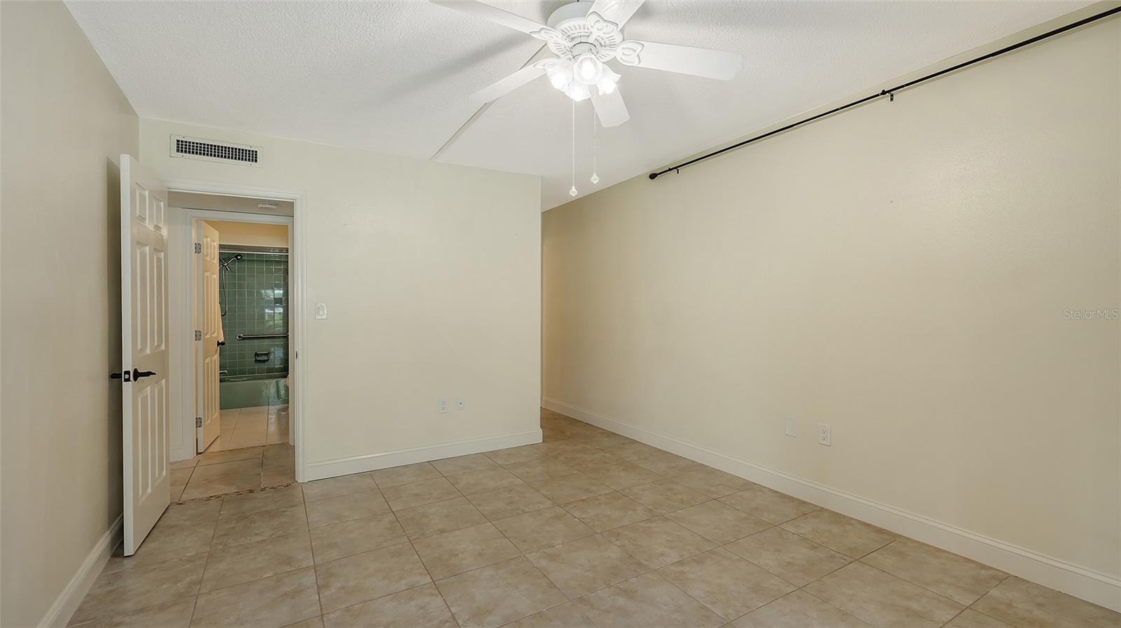 Image 52 of 91 For 225 Hourglass Way 103