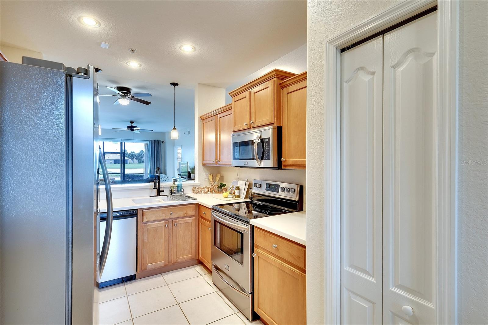 Image 12 of 46 For 803 Fairwaycove Lane 108