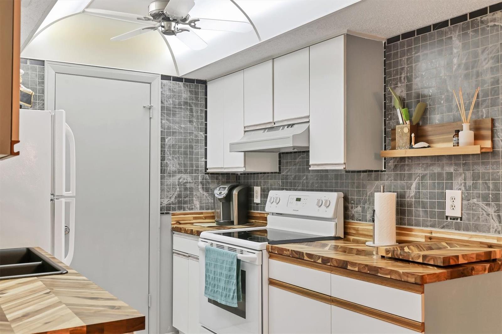 Image 3 of 39 For 6116 43rd Street W 405d