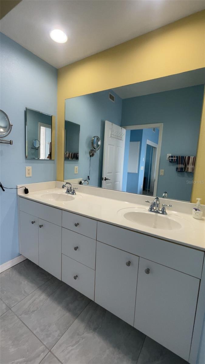 Image 36 of 65 For 8238 Harborside Circle