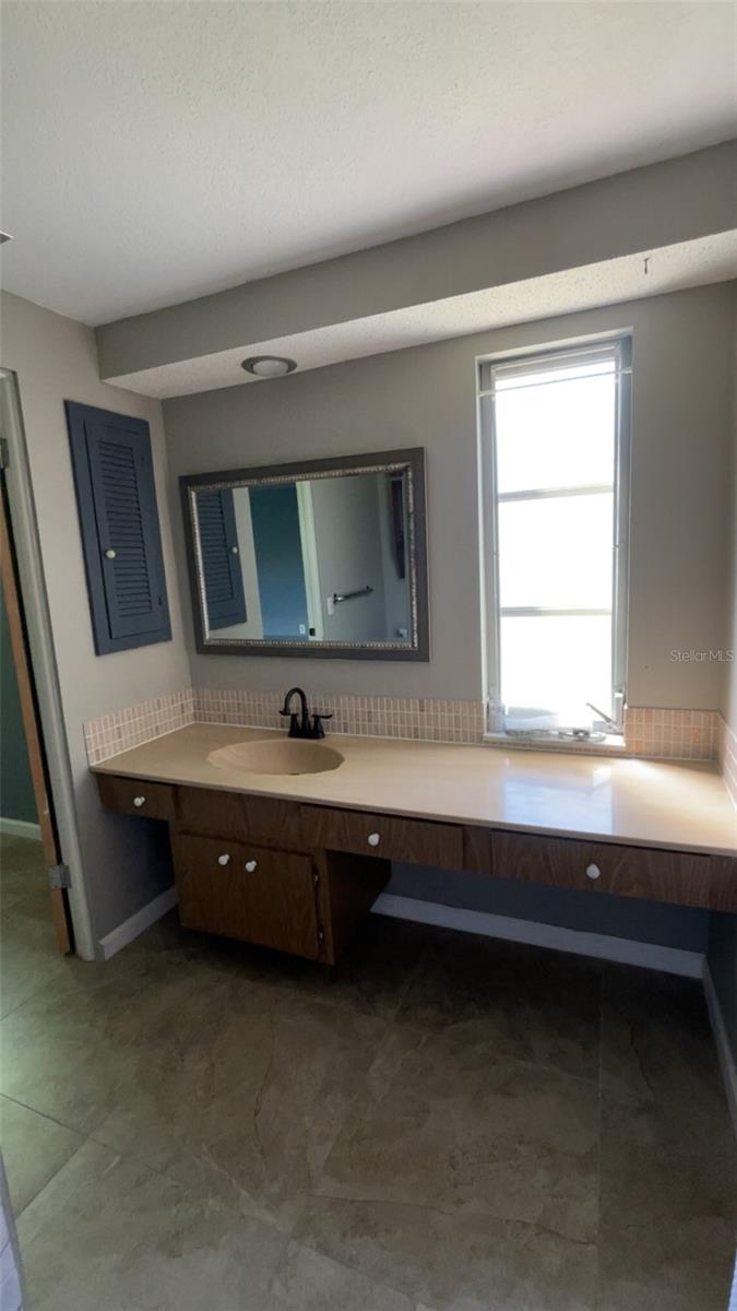 Image 18 of 47 For 2064 Pellam Boulevard