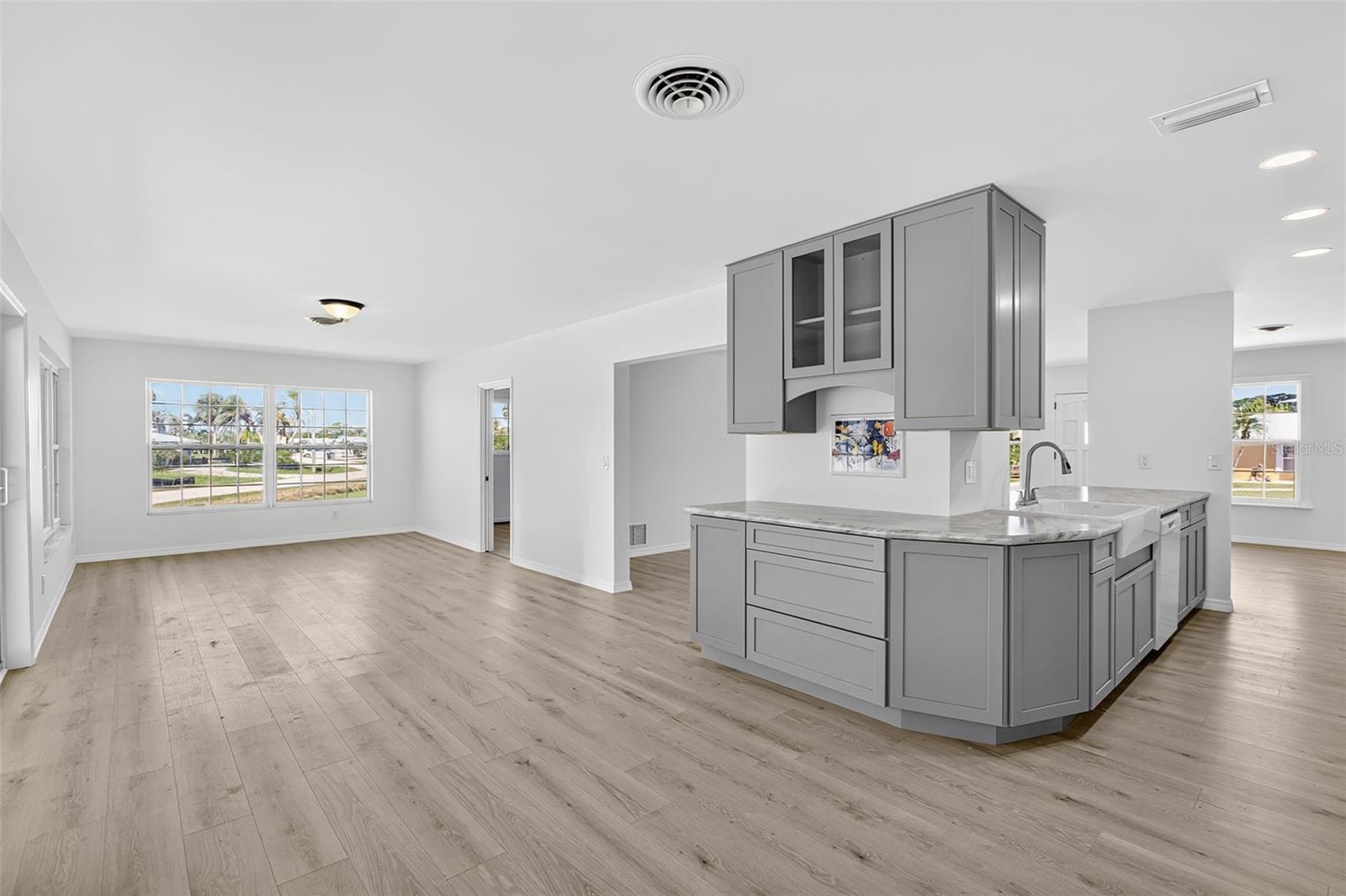 Image 23 of 32 For 915 Suncrest Lane