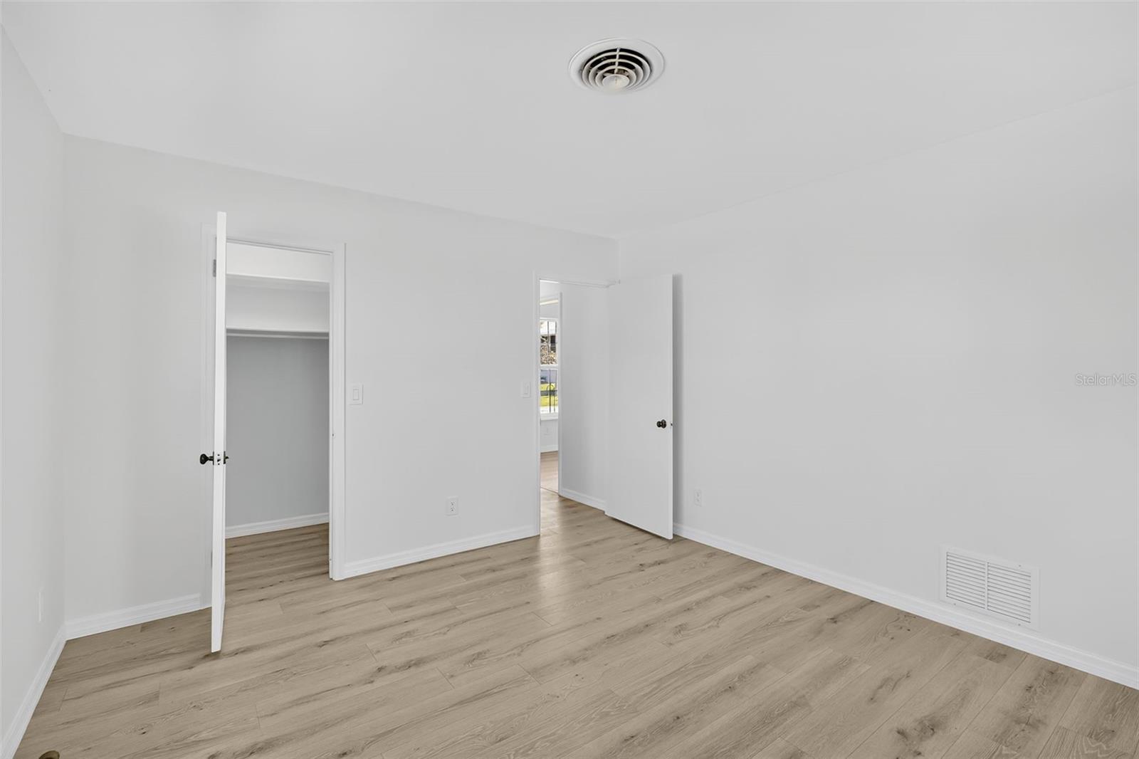 Image 27 of 32 For 915 Suncrest Lane