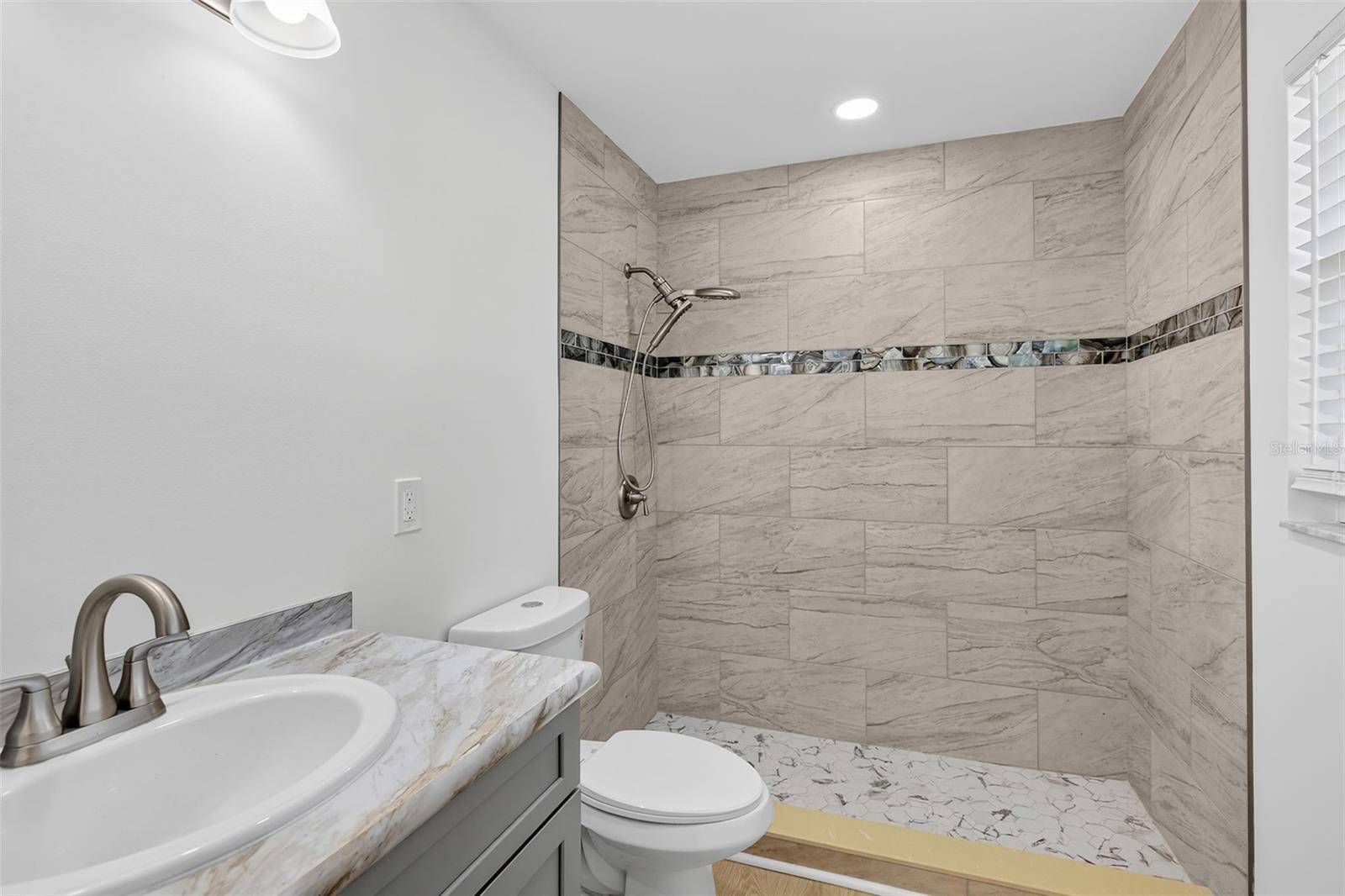 Image 28 of 32 For 915 Suncrest Lane