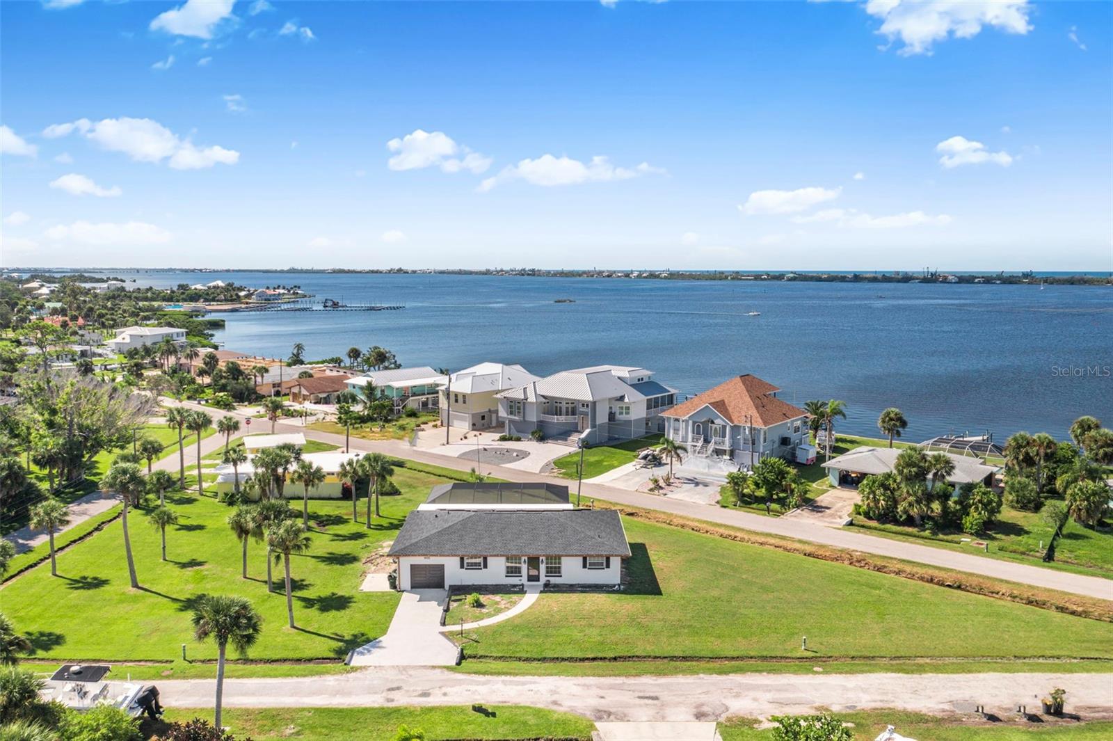 Image 3 of 32 For 915 Suncrest Lane